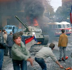 1968invasionTankFire.jpg